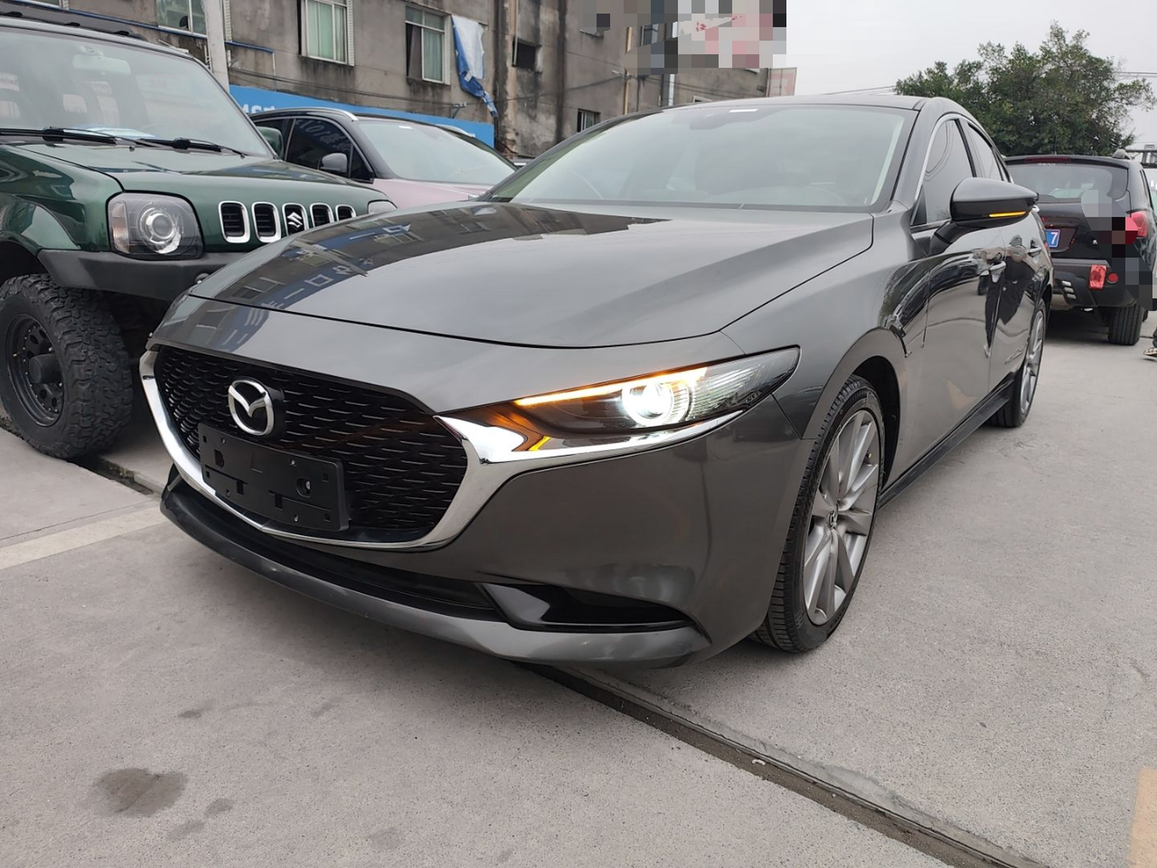 تحت مقدمة السيارة