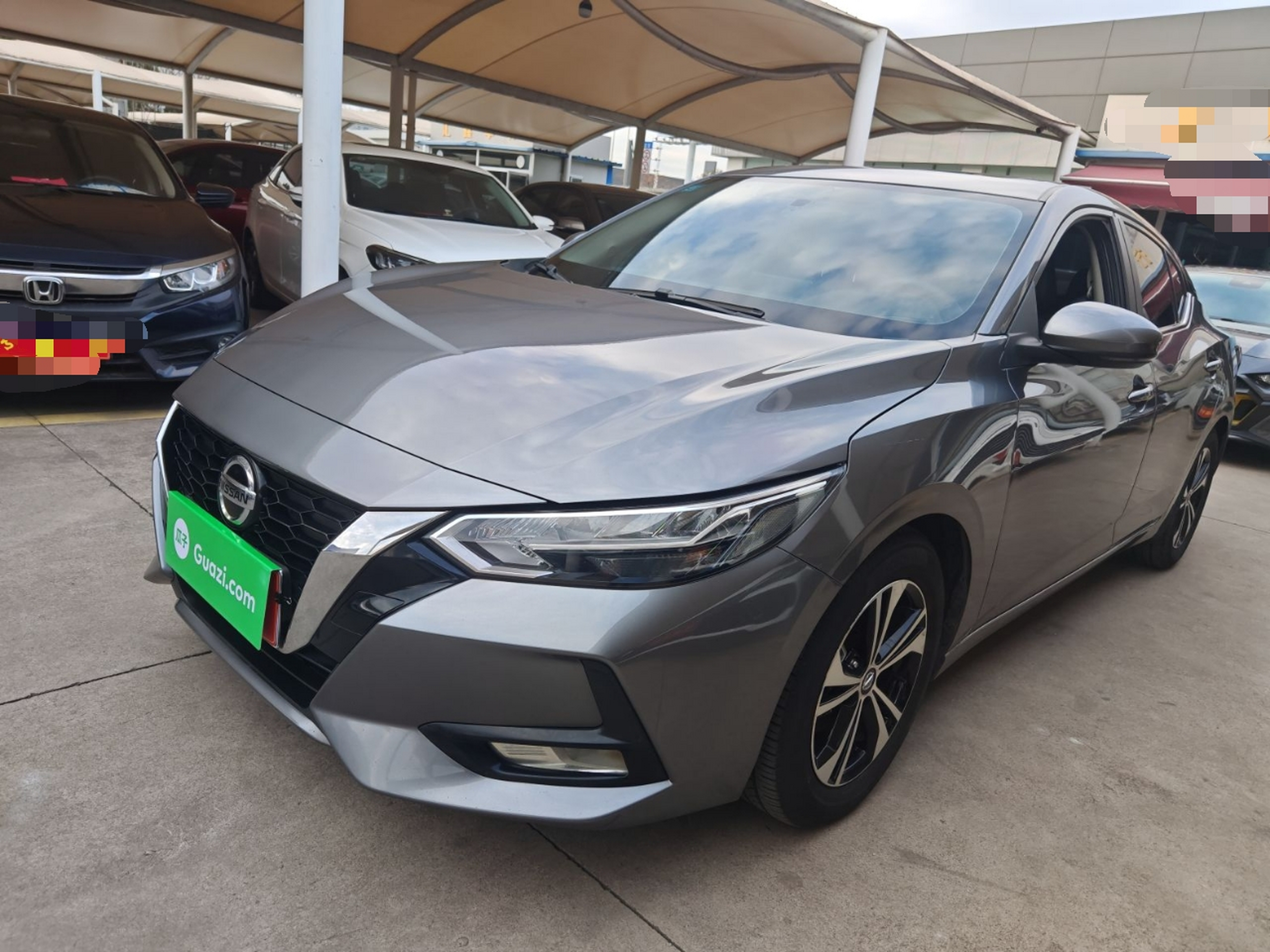 تحت مقدمة السيارة