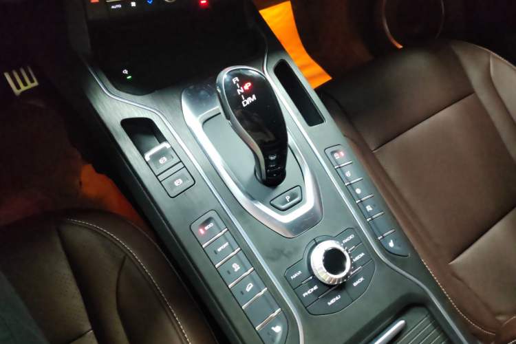 Used Wey VV6 2018 2.0T Two-Wheel-Drive Ultra-Luxury Version China V Standard
