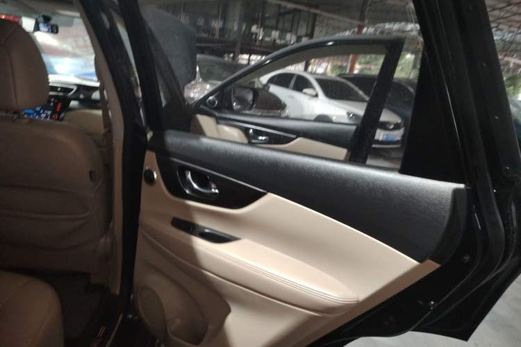 Used Nissan X-Trail 2015 2.0L CVT Comfort MAX Edition 2WD
