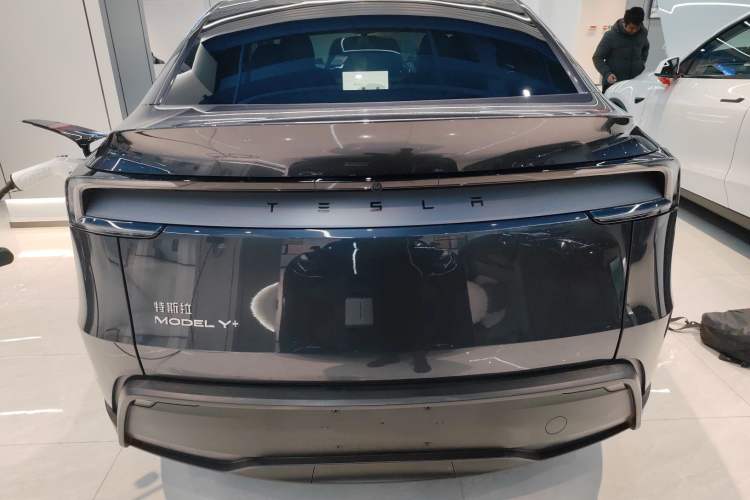 Used Tesla Model Y 2025 Long-Range All-Wheel-Drive Version