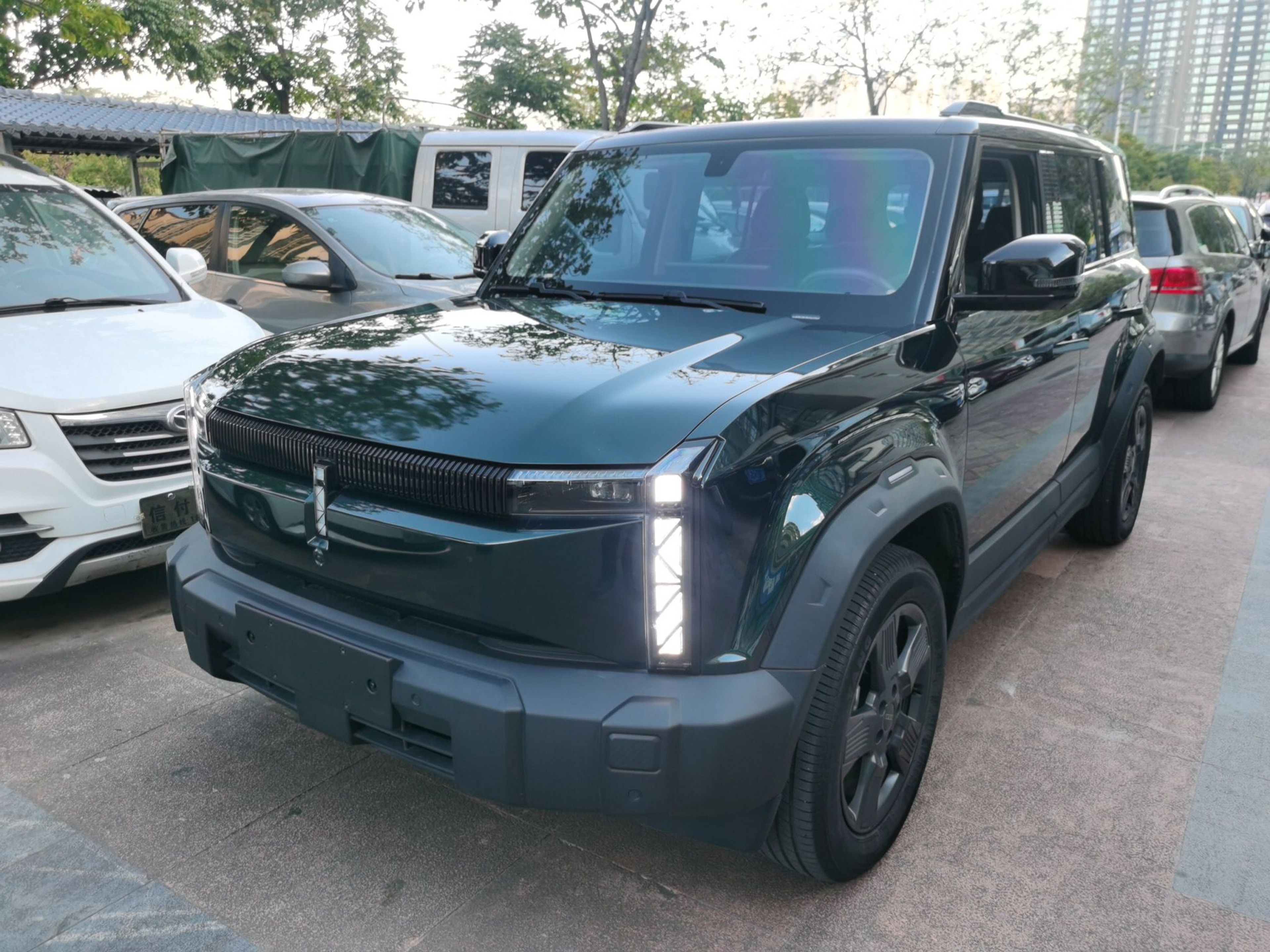 تحت مقدمة السيارة