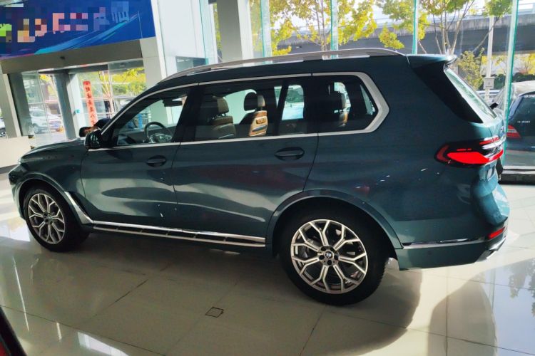 Used BMW X7 2023 xDrive40i Luxury Package with Premium Features
