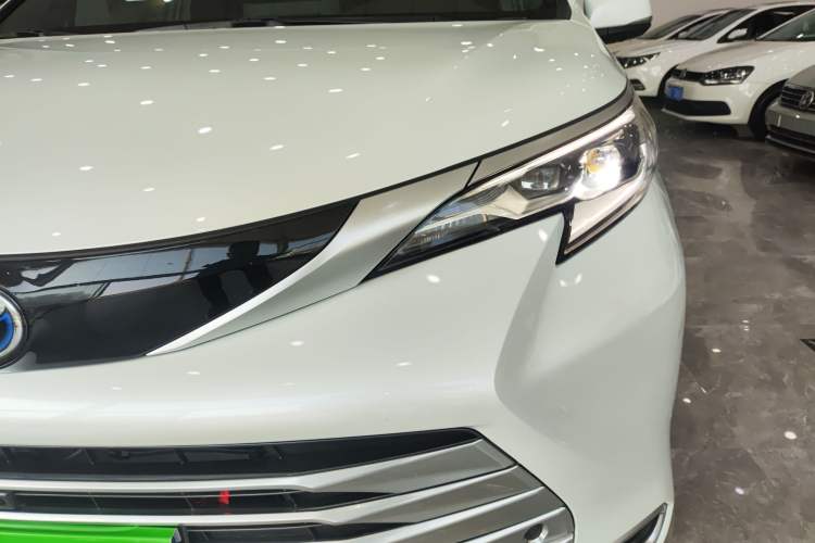 Used Toyota Sienna 2023 2.5L Hybrid Platinum Edition
