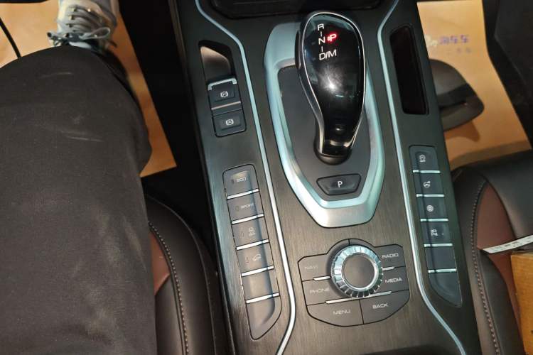 Used Wey VV5 2021 1.5T Two-Wheel Drive Color Pioneer