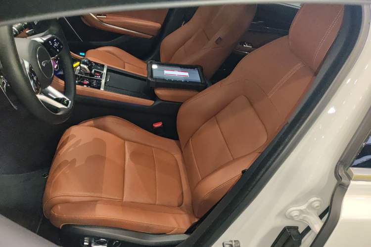 Used Jaguar XFL 2024 2.0T P300 Four-Wheel Drive Flagship Sport Gold Edition
