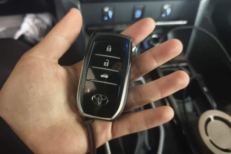 Used Toyota Camry 2016 2.5G 10th Anniversary Deluxe Navigation Edition
