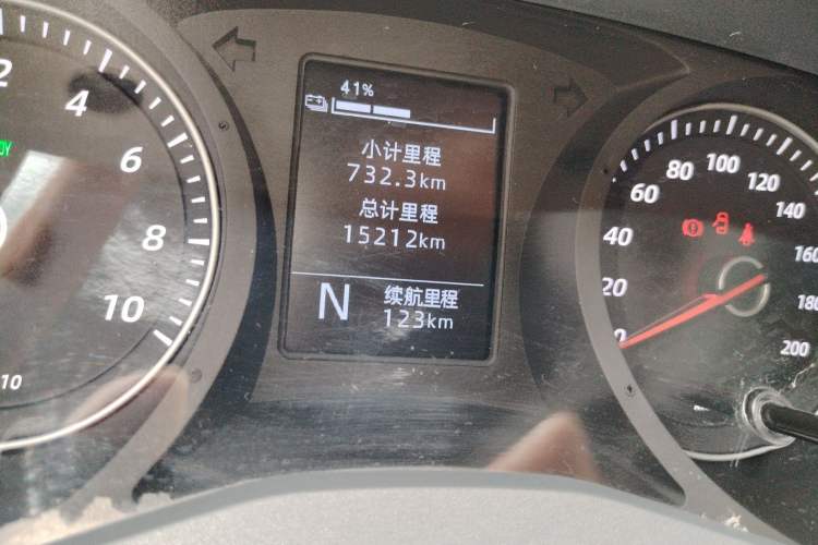 Used Wuling Yangguang 2024 300KM Comfort Version Passenger Van 75kW