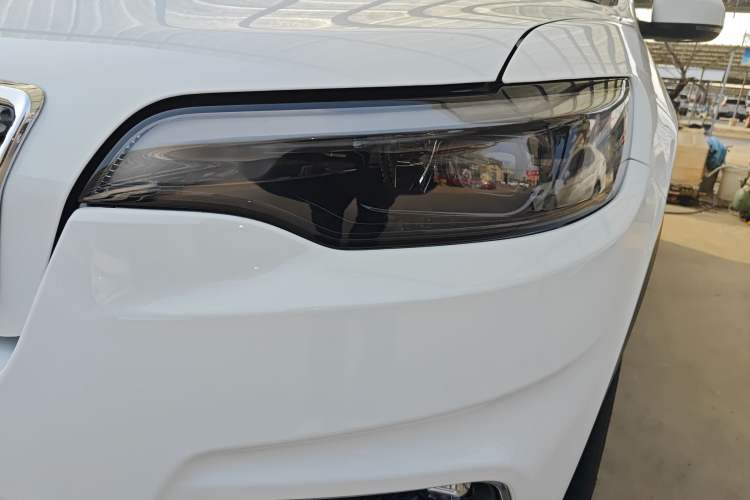 Used  Cherokee 2019 2.0T Four-Wheel Drive Explorer Edition China VI Emission Standard
