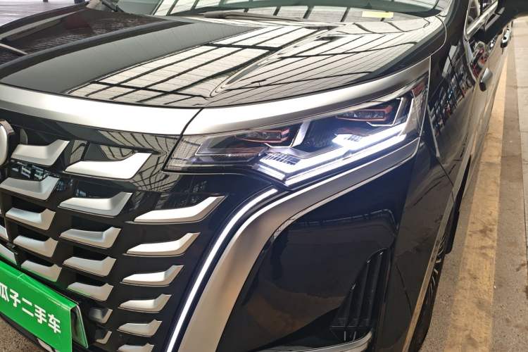 Used Denza D9 2025 DM-i Smart Drive 1020 Four-Wheel Drive Premium Model