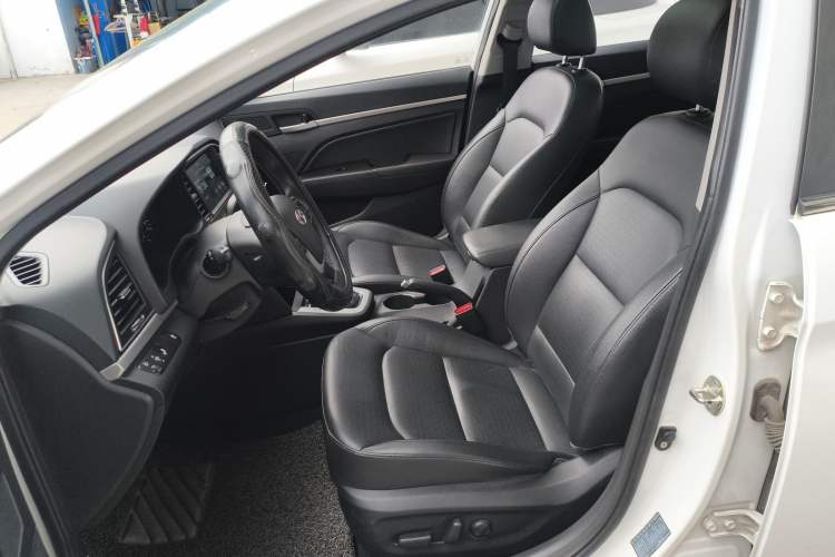 Used Hyundai Elantra 2016 1.6L Automatic ZhiXuan · Luxury Version