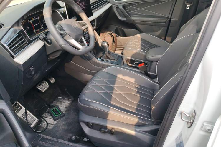 Used Volkswagen Tiguan L 2024 Outstanding Model 330TSI Automatic Two-Wheel Drive R-Line Dragon Glory Edition
