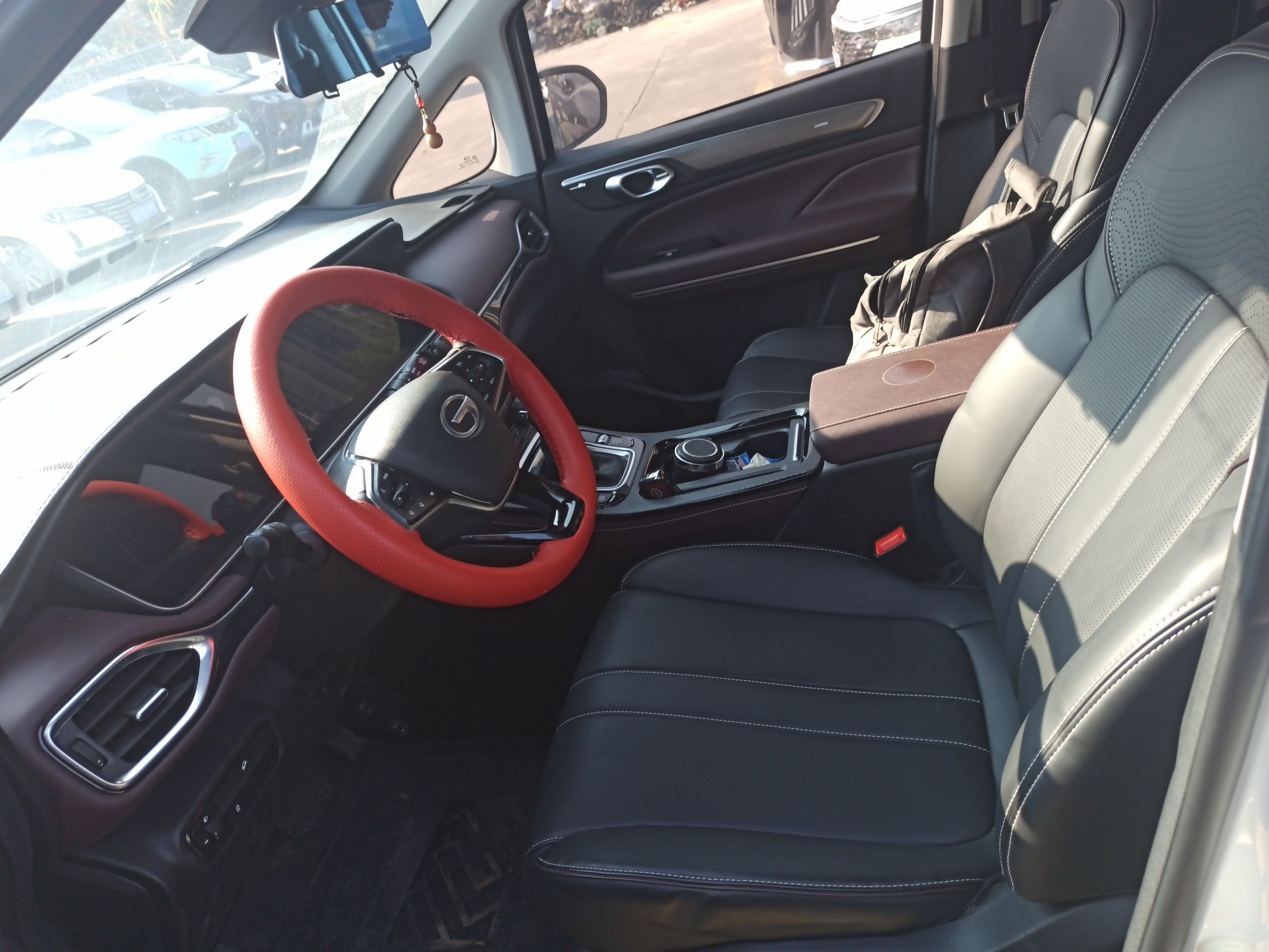 المقاعد الأمامية داخل السيارة