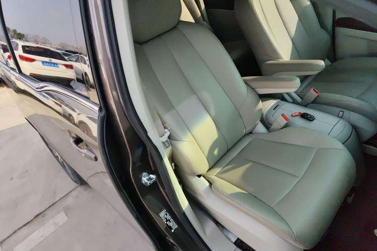 Used Buick GL8 2023 Land Executive Class Smart Enjoyment Model
