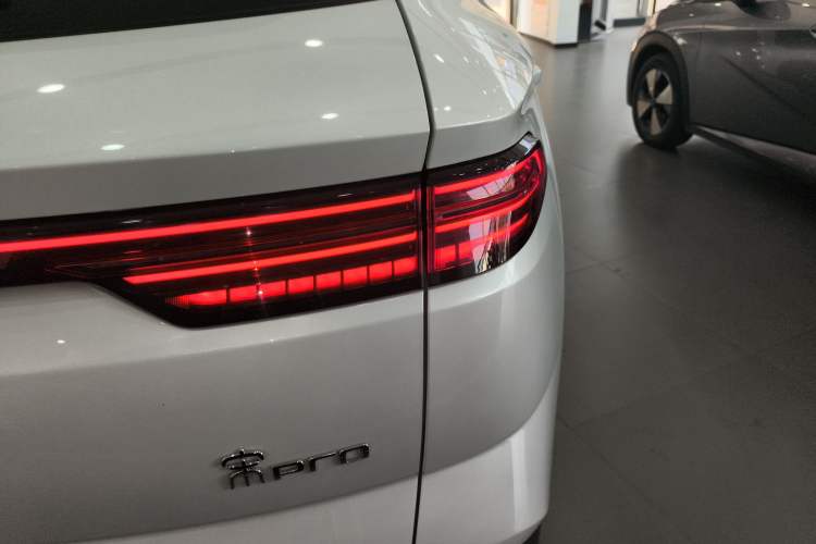 Used BYD Song Pro New Energy 2024 HONOR Edition DM-i 71KM Navigation Model
