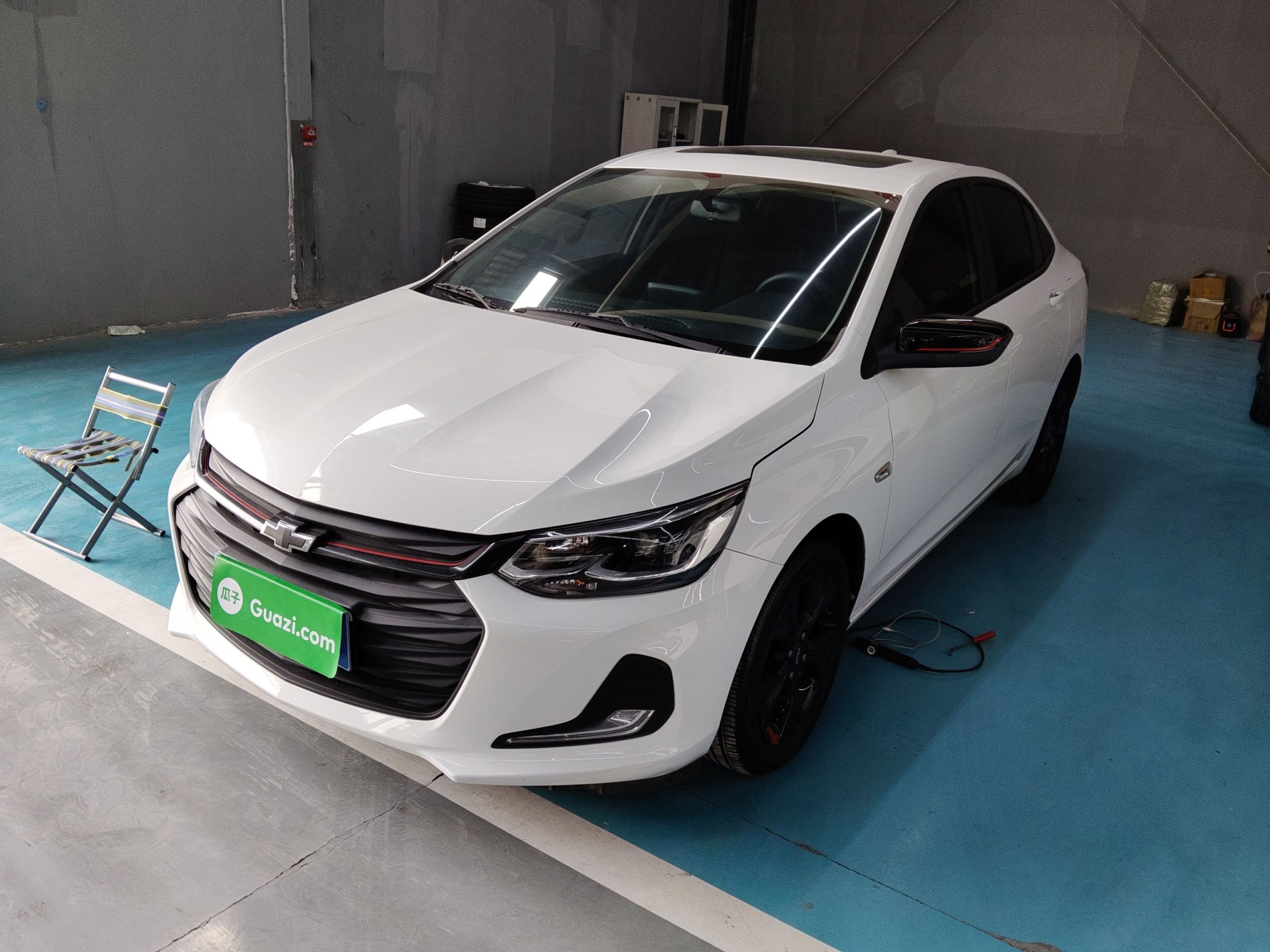 تحت مقدمة السيارة