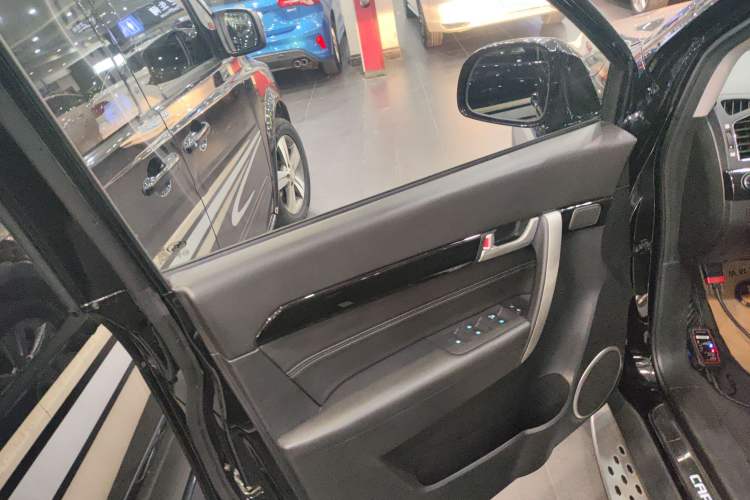 Used Chevrolet Captiva 2015 2.4L 4x4 Flagship Edition 7-Seater
