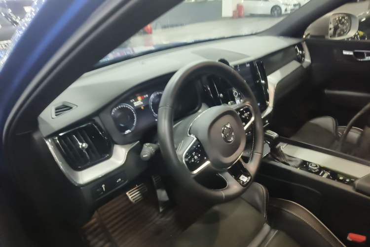 Used Volvo XC60 2019 T5 4x4 Smart & Dynamic Sport Edition China VI Standard