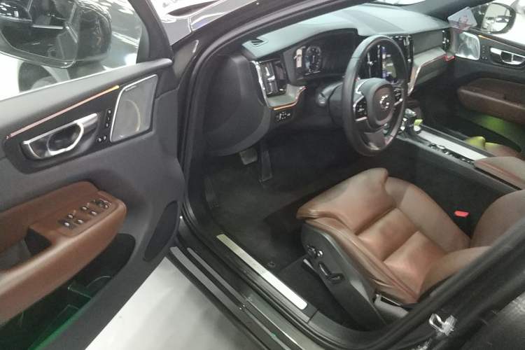 Used Volvo XC60 2021 T5 4x4 Smart Luxury Edition