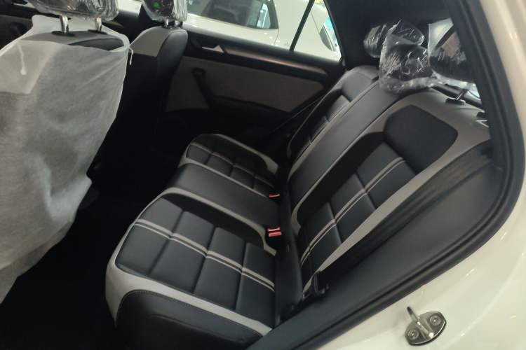 Used Volkswagen T-ROC 2025 Facelift Model 2 300TSI DSG Two-Wheel Drive Chenguang Edition
