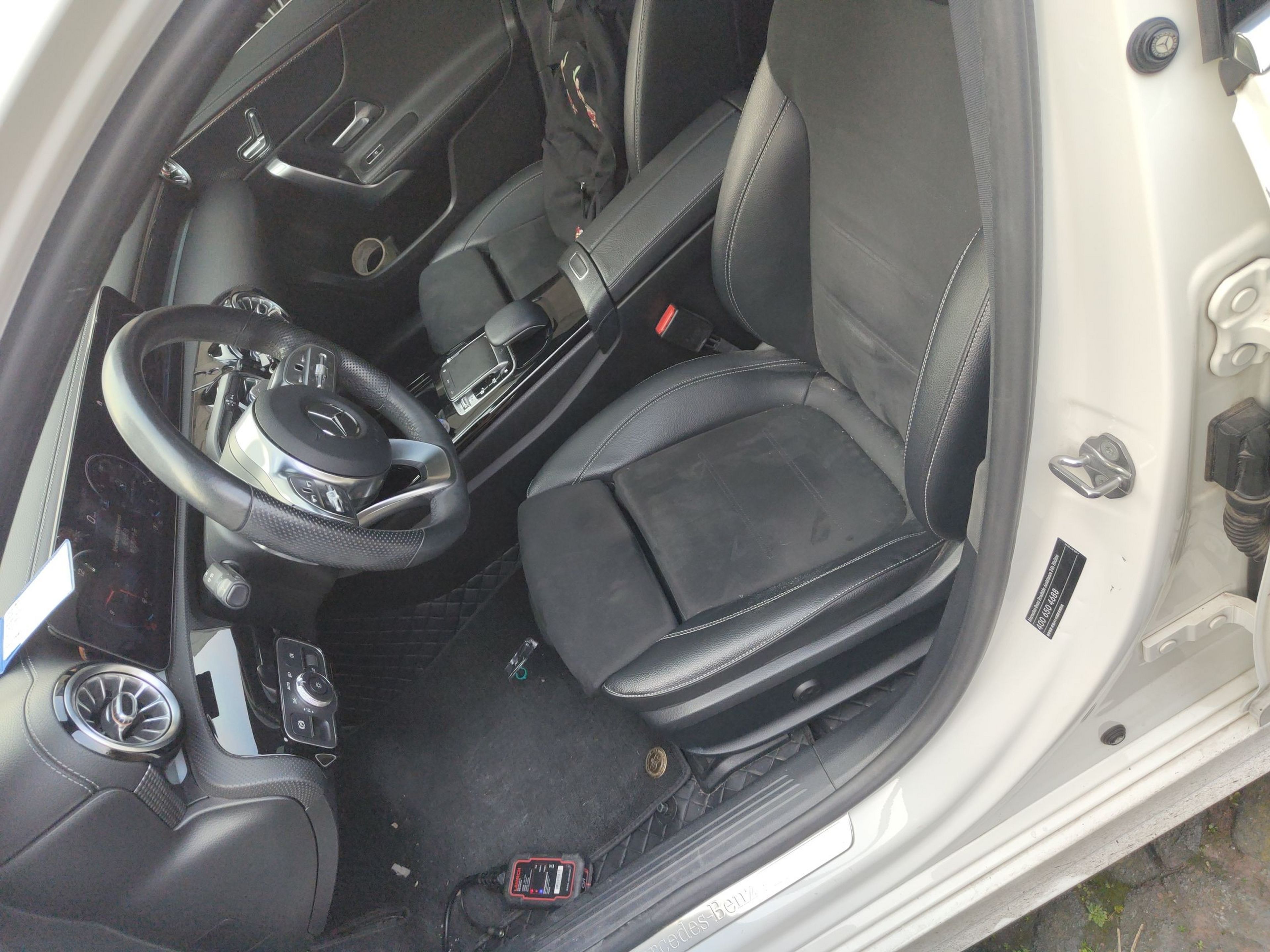 Переднее сиденье в автомобиле