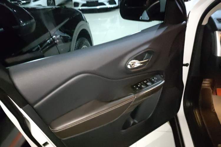 Used  Cherokee 2020 2.0L Two-Wheel Drive Classic Sports Edition
