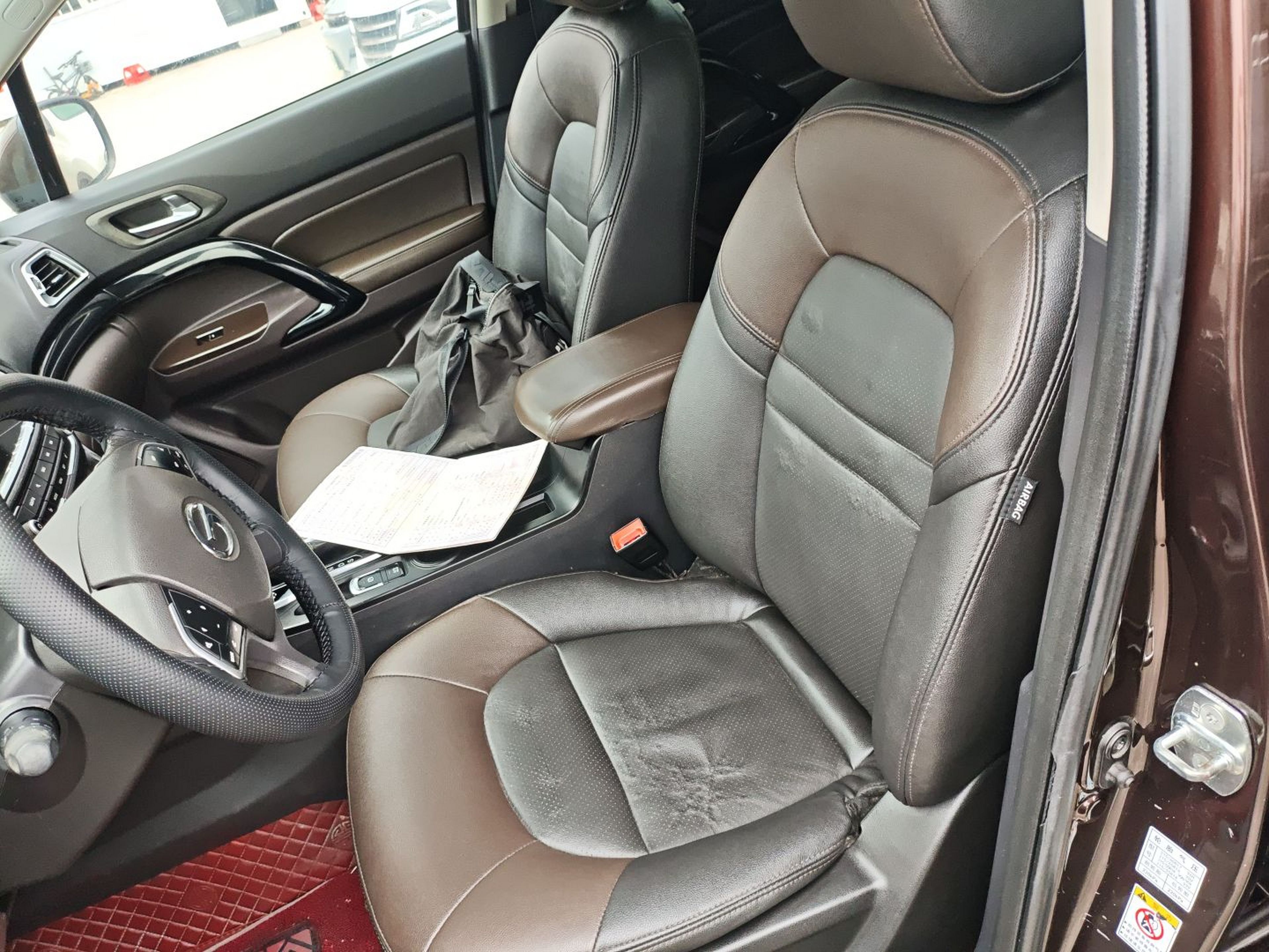 Переднее сиденье в автомобиле