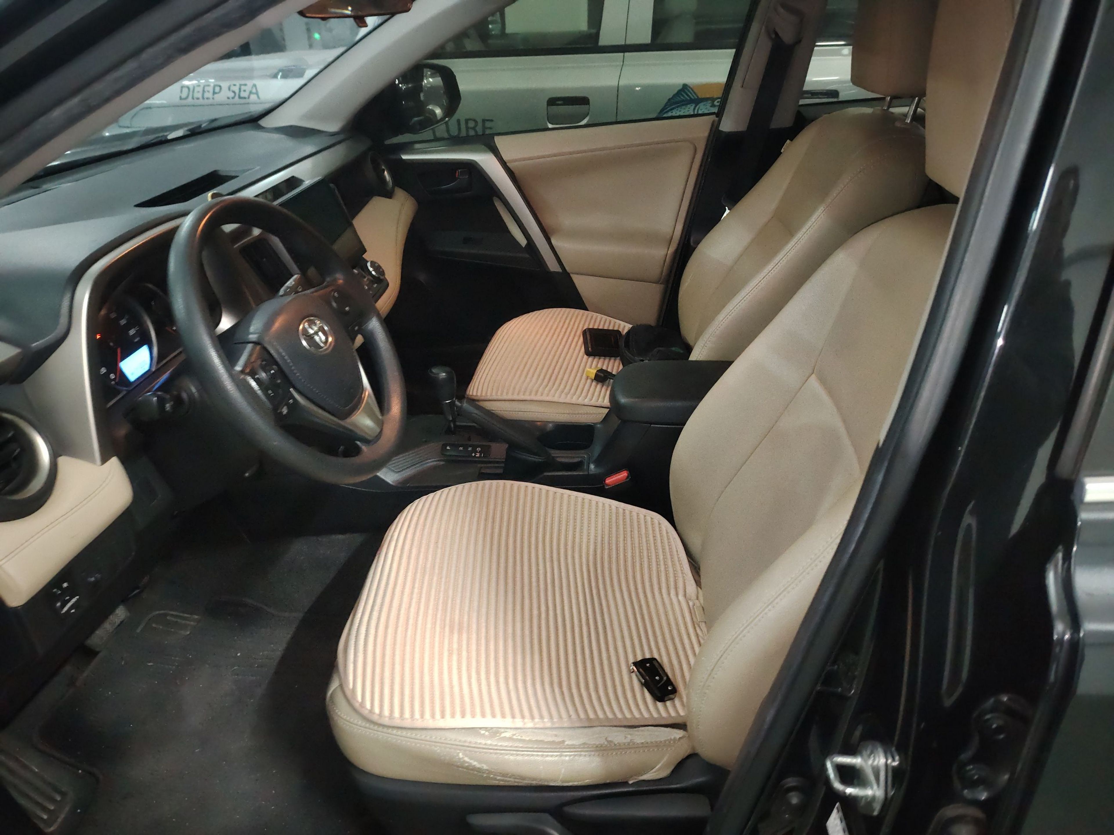 المقاعد الأمامية داخل السيارة