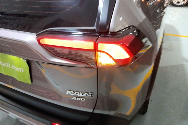 Used Toyota RAV4 2022 2.0L CVT 4x4 Fashion Edition
