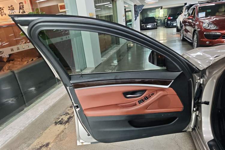 Used BMW 5 Series 2017 525Li Leading Model
