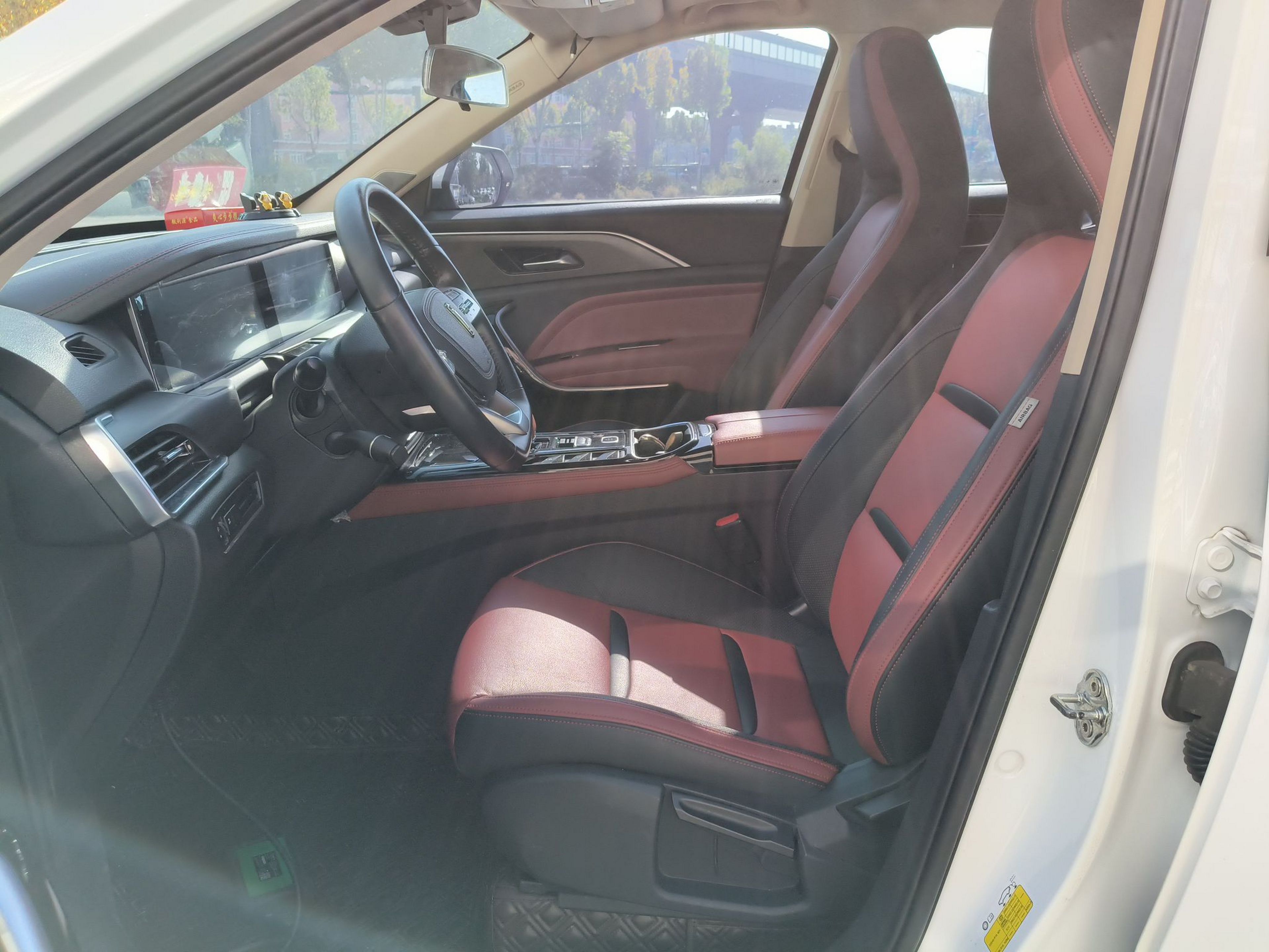 Переднее сиденье в автомобиле