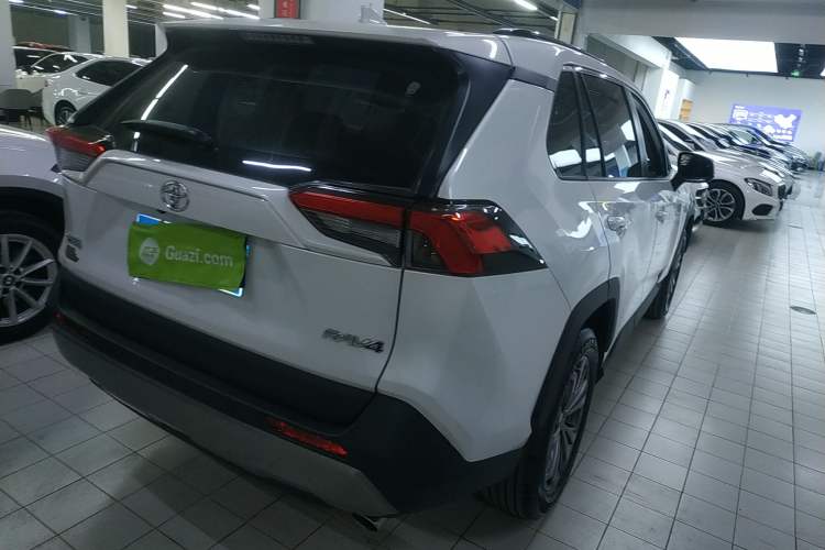 Used Toyota RAV4 2023 2.0L CVT Two-Wheel Drive 20th Anniversary Platinum Edition
