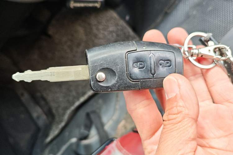 Used Foton Scenic G9 2021 2.4L Gasoline Commercial Version Long Wheelbase High Roof 6-Seater with Clear Windows Model 4K22D4M
