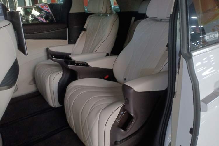 Used Denza D9 2024 DM-i 980 Four-Wheel Drive Flagship Model