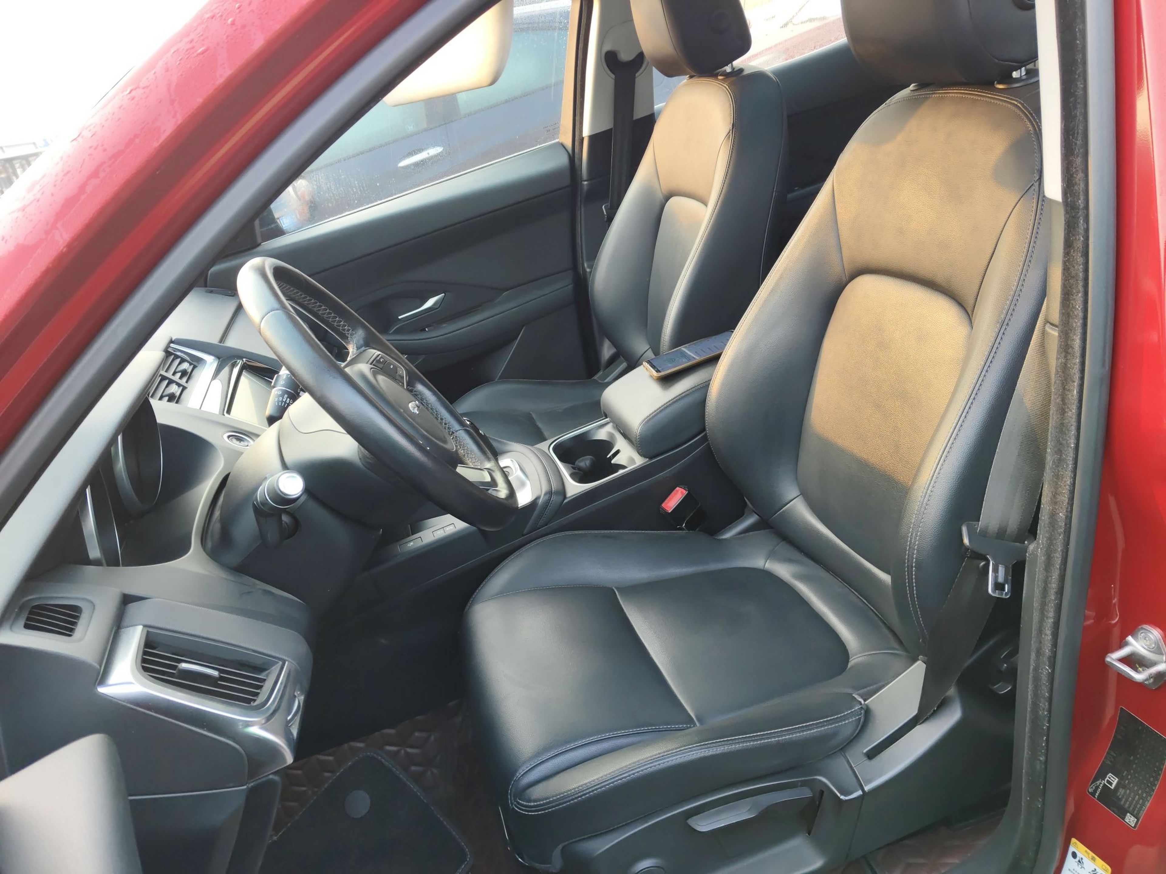 Переднее сиденье в автомобиле