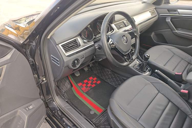 Used Volkswagen Bora 2016 1.6L manual Comfort trim level
