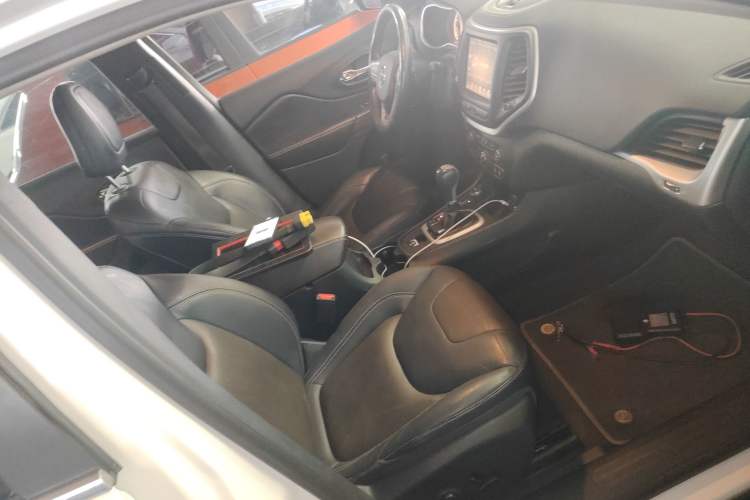 Used  Cherokee 2016 2.4L Superior Edition
