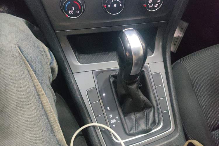 Used Volkswagen Golf 2016 1.6L Automatic Fashion Model
