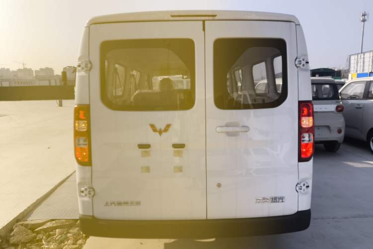 Used Wuling Yangguang 2024 300KM Comfort Version Passenger Van 75kW

