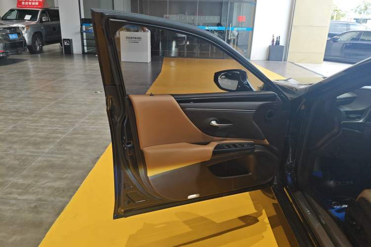 Used Lexus ES 2020 200 Excellence Edition
