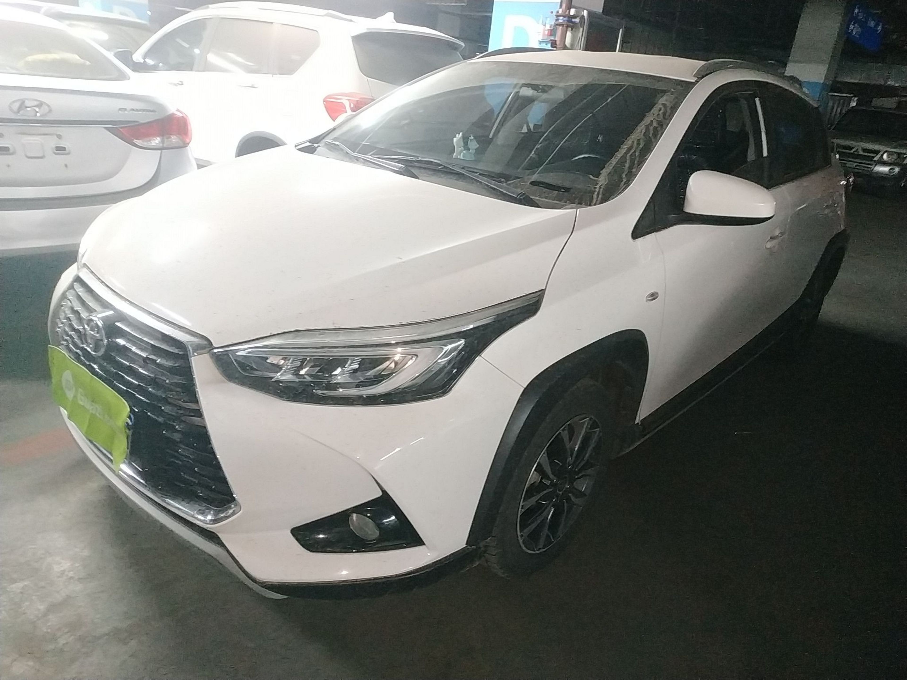 تحت مقدمة السيارة