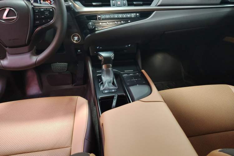 Used Lexus ES 2018 260 Excellence Edition China VI Standard
