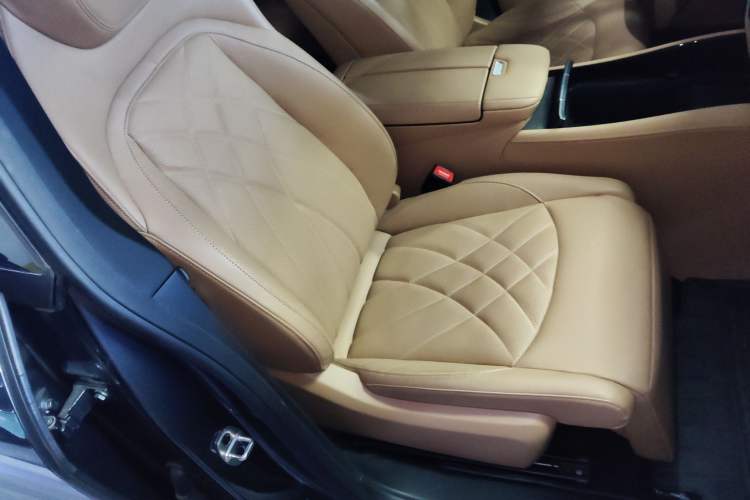 Used  R7 2023 Rear-Drive Screen King Edition
