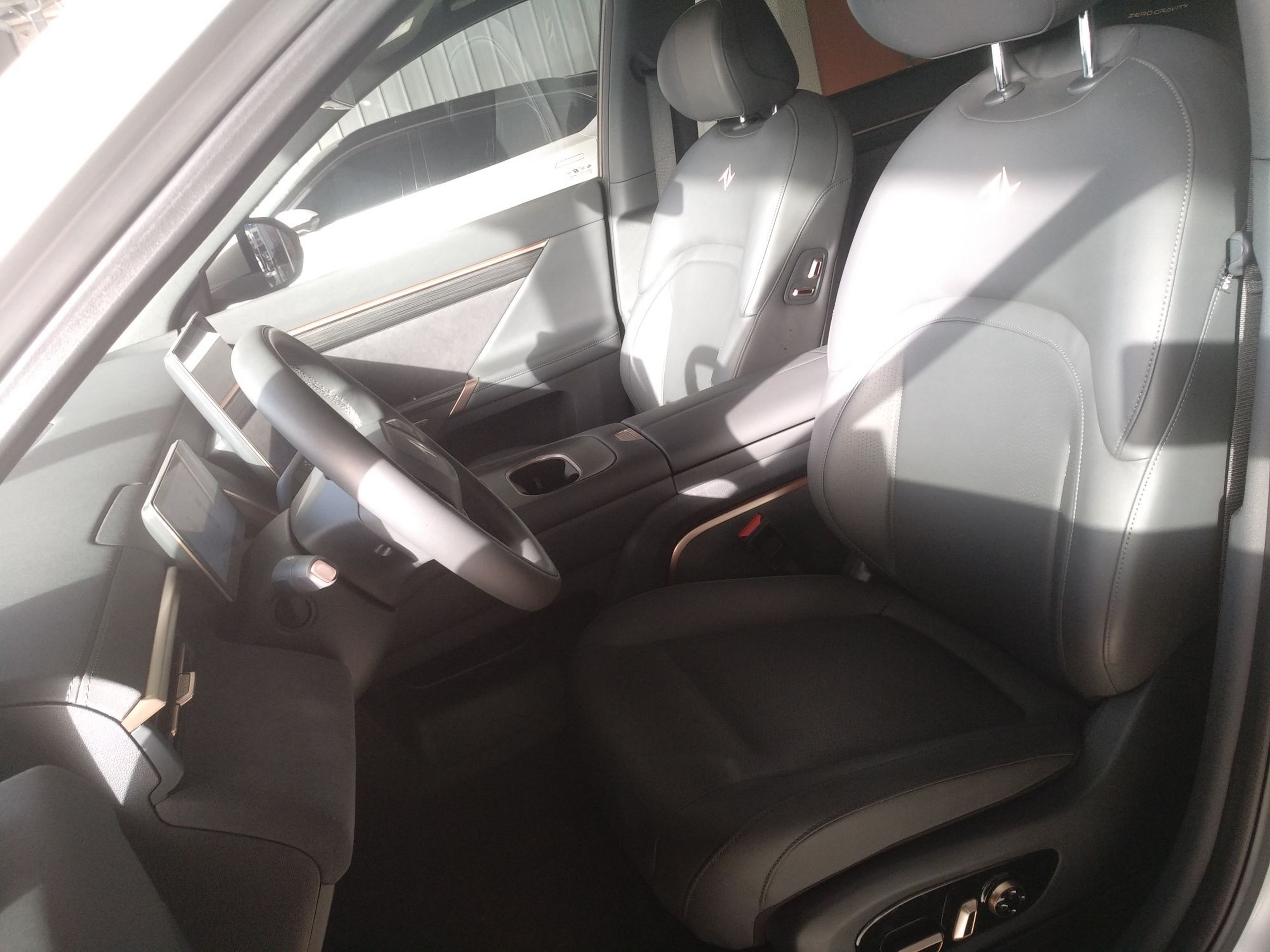 Переднее сиденье в автомобиле