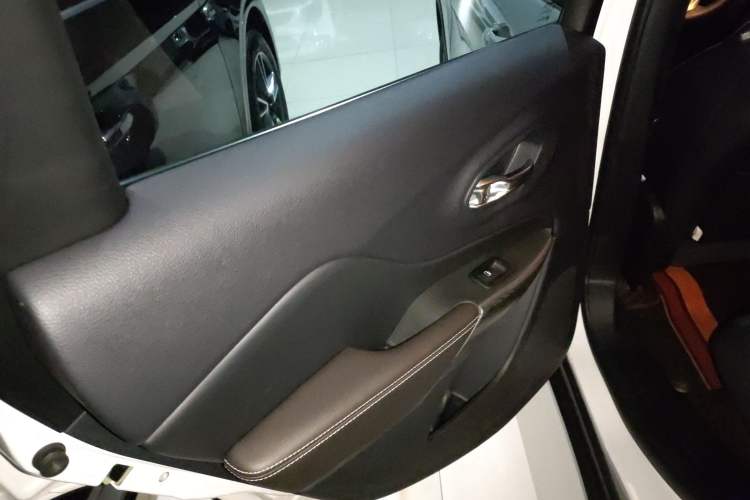 Used  Cherokee 2020 2.0L Two-Wheel Drive Classic Sports Edition
