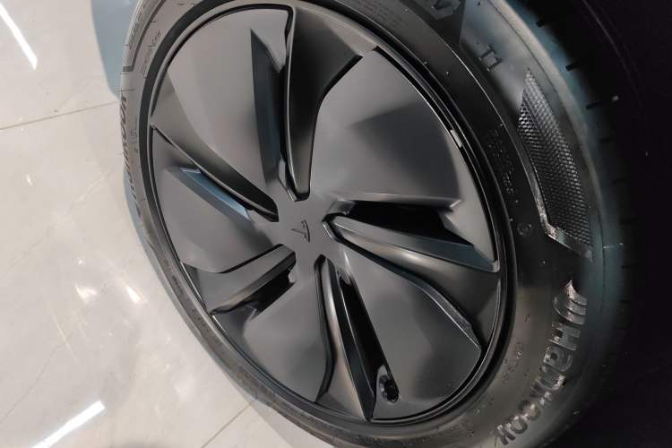 Used Tesla Model Y 2025 Long-Range All-Wheel-Drive Version