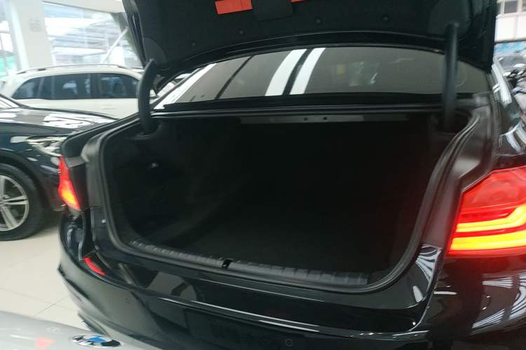 Used BMW 5 Series 2018 Restyled 530Li Luxury Edition M Sport Package
