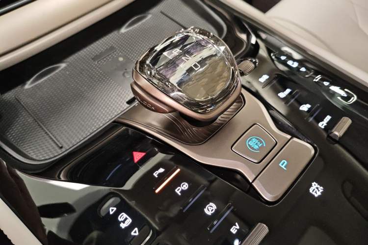 Used Denza D9 2022 DM-i 970 Four-Wheel Drive Flagship Model
