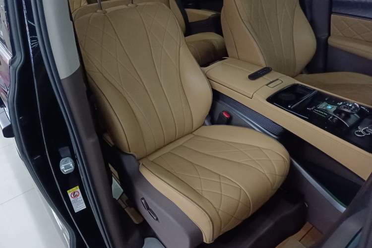 Used Denza D9 2024 DM-i 1050 Luxury Model
