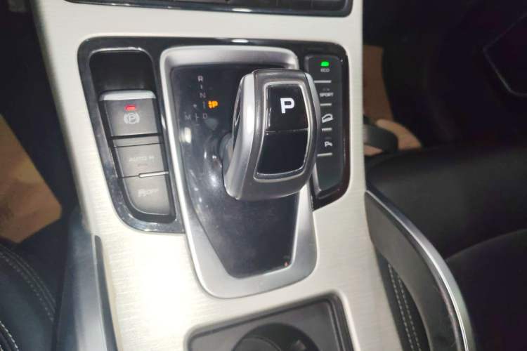 Used Geely Auto Emgrand X7 Sport 2020 1.8TD DCT Two-Wheel Drive Smart Connect 4G-Enabled Version
